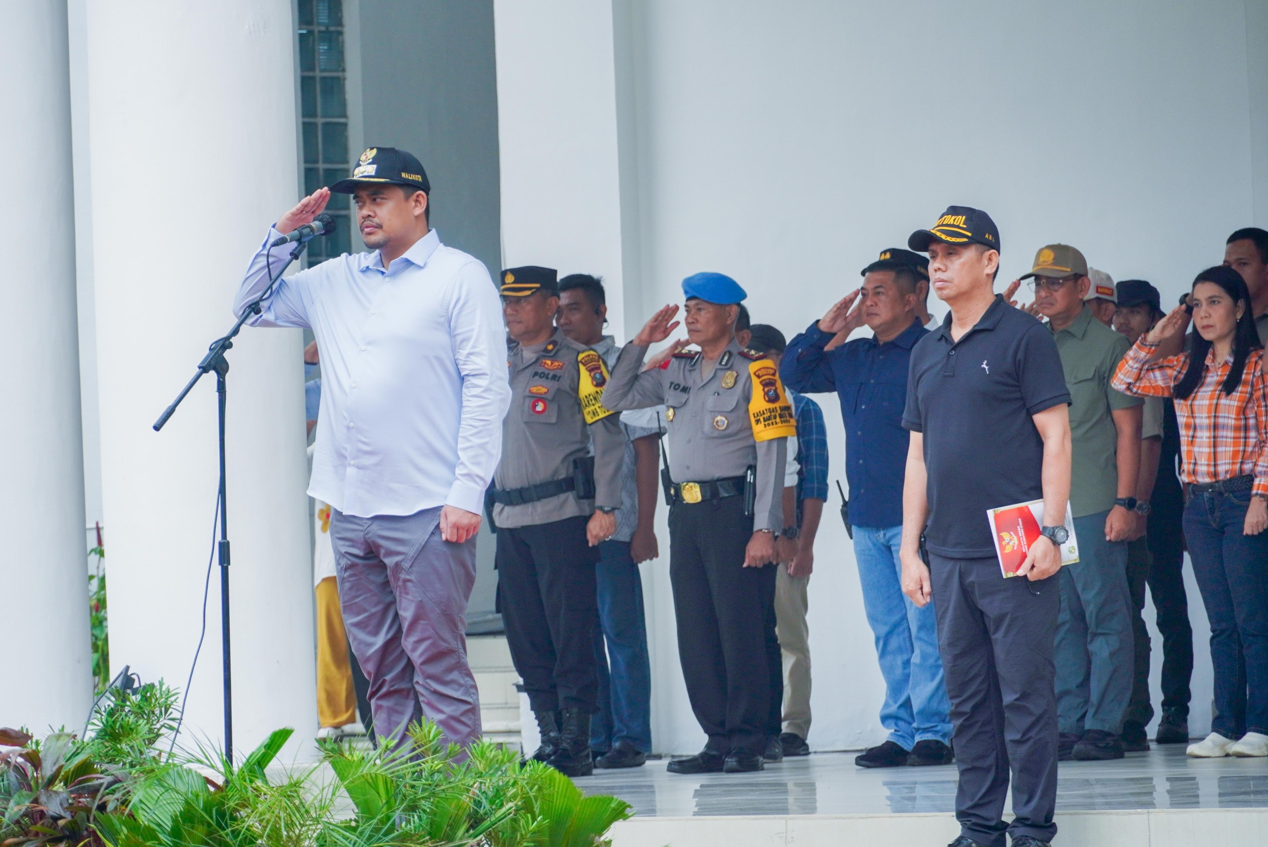 Wali Kota Medan, Bobby Nasution menjadi Pembina Apel Penertiban APS Yang Berlangsung di Halaman Depan Balai Kota Medan, Jalan Kapten Maulana Lubis, Minggu (5/11/2023) Pagi