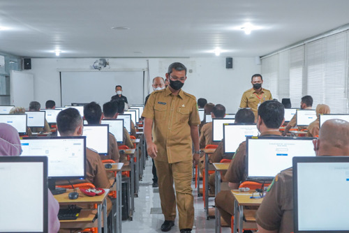 Sebanyak 372 pejabat Administrasi Administrator dan Lurah di lingkungan Pemko Medan mengikuti assessment yang digelar di Pusat Sistem Informasi  Universitas Sumatera Utara (USU) Jalan Universitas Kampus USU Medan, Senin (27/6).