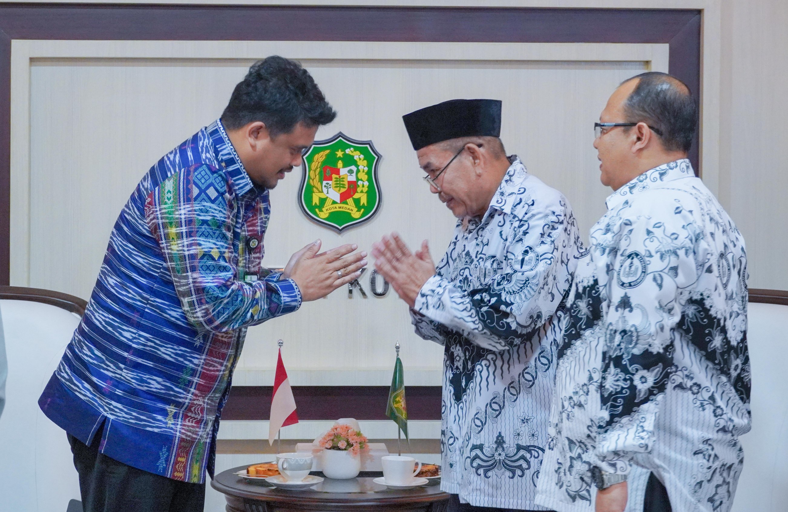 Wali Kota Medan, Bobby Nasution Menerima Audiensi Guru Republik Indonesia (PGRI) Kota Medan, di Balai Kota Medan, Jumat (1/12/2023)