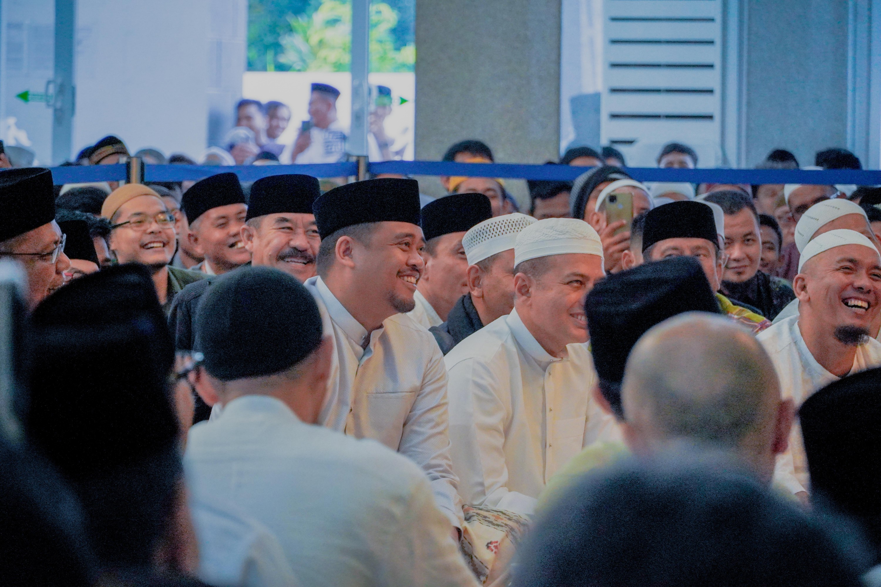 Wali Kota Medan, Bobby Nasution Bersama Ribuan Jemaah Yang Datang Dari Seluruh Penjuru Kota Medan Dengan Penuh Antusias Mengikuti Tausiah Yang Disampaikan Ustad Dr. Adi Hidayat, Lc MA di Masjid Al Musabbihin Perumahan Taman Setia Budi Indah (Tasbi), Minggu (17/12/2023)