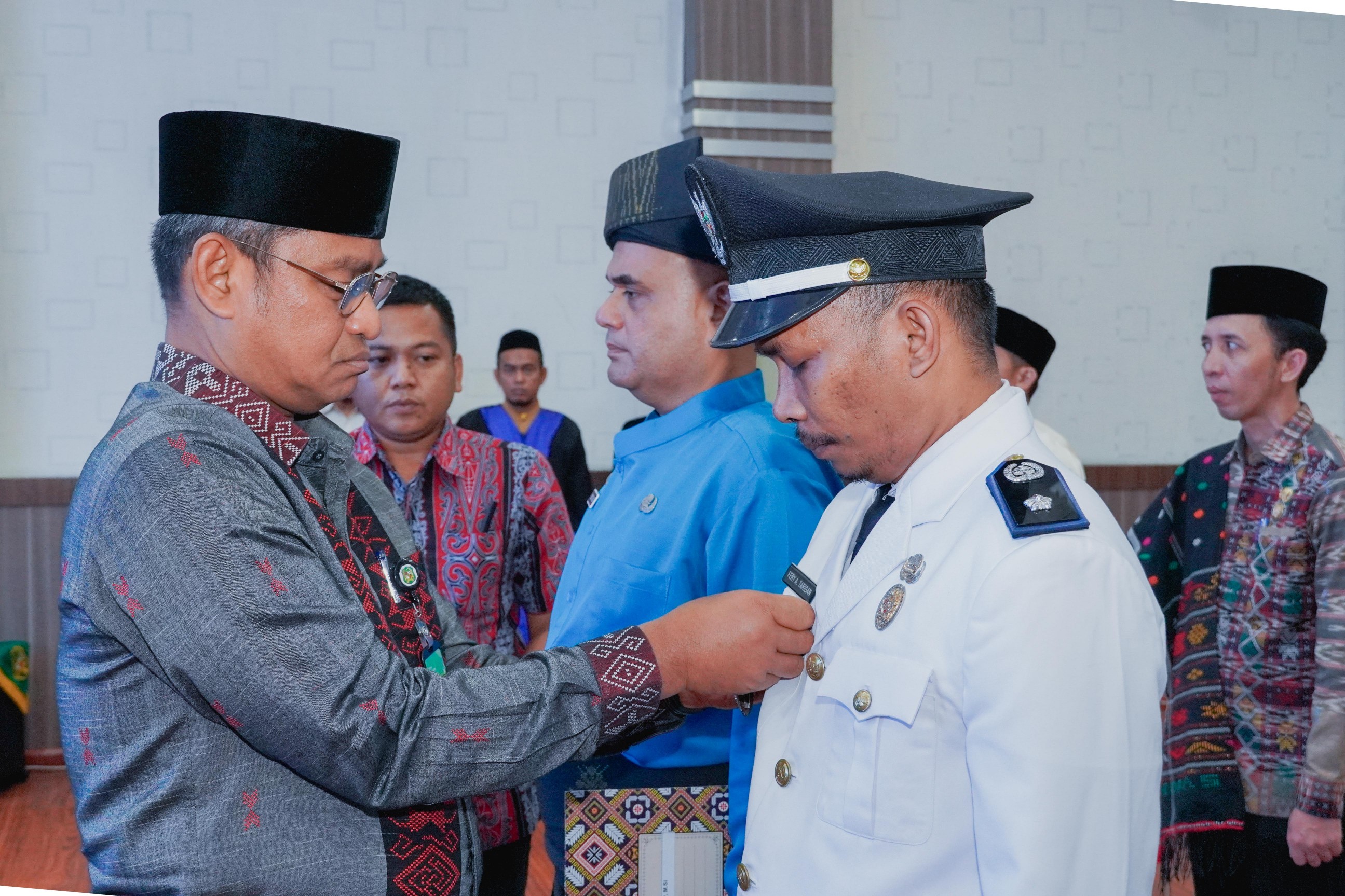 Wali Kota Medan, Bobby Nasution Diwakili Sekda, Wiriya Alrahman Melantik dan Mengambil Sumpah Jabatan 7 Pejabat Manajerial di Lingkungan Pemko Medan, di Ruang Rapat III Kantor Wali Kota Medan, Jumat (2/2/2024)