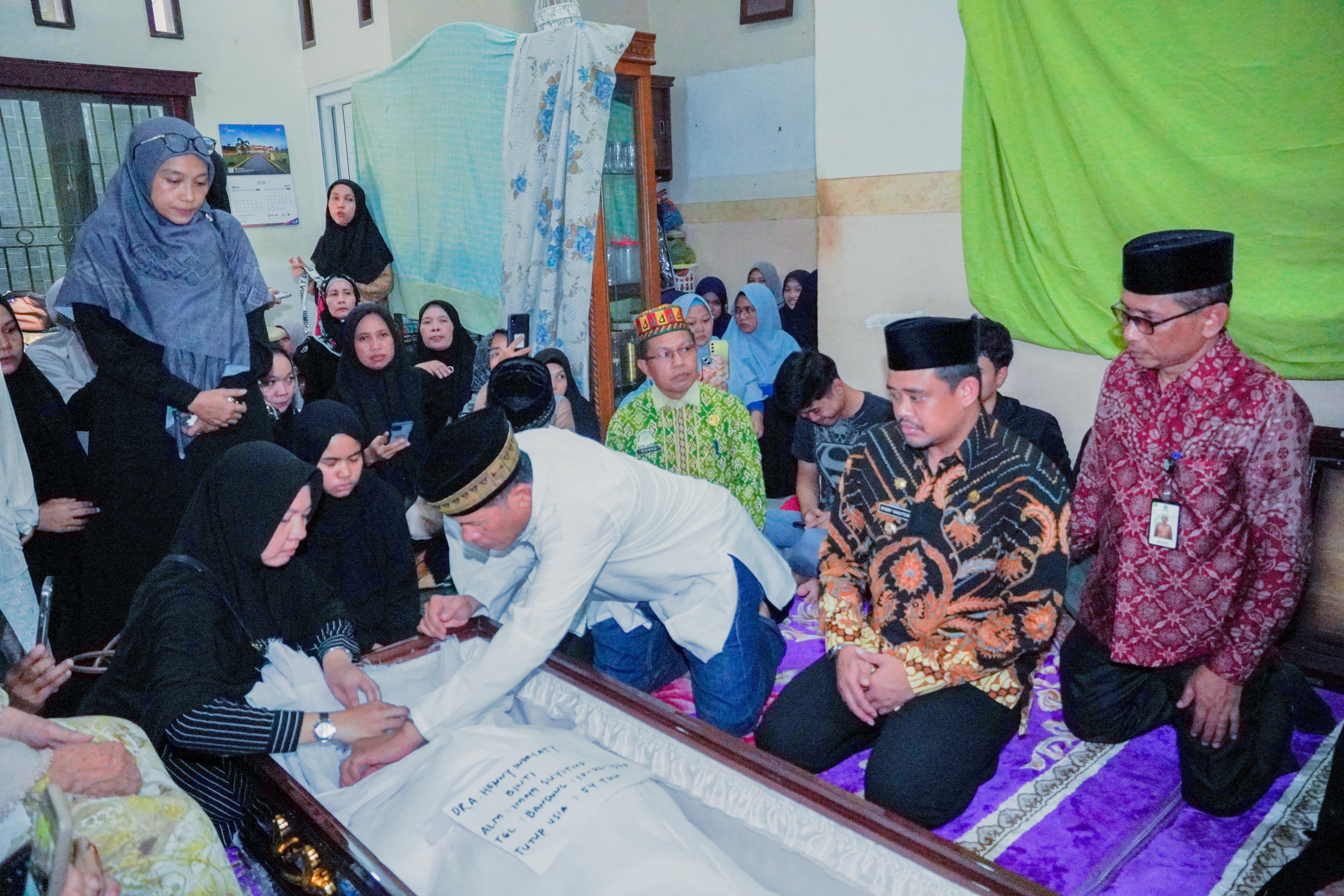 Wali Kota Medan, Bobby Nasution Melayat Ke Rumah Duka Istri Mantan Kadis Kebersihan dan Pertamanan Kota Medan, Syarifuddin Irsan Dongoran, di Jalan Bunga Ncole, Kecamatan Medan Tuntungan, Kamis (30/5/2024)