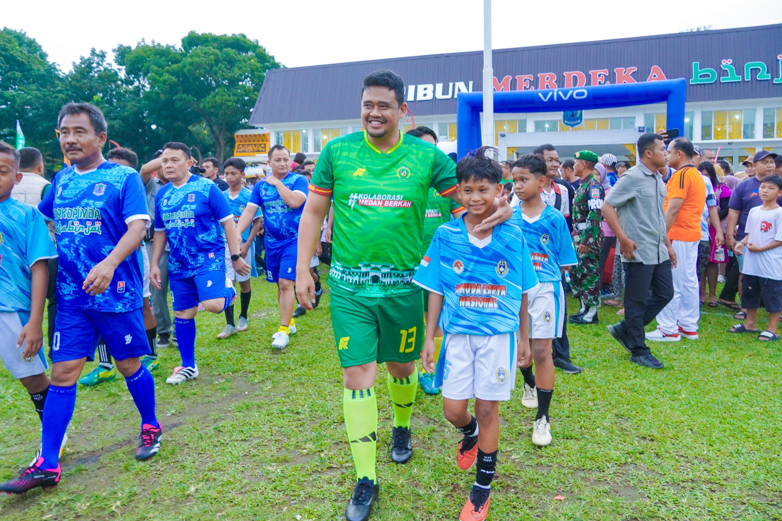 Warga Binjai Sambut Hangat Wali Kota Medan, Bobby Nasution di Friendly Match Silaturahmi Kolaborasi di Lapangan Merdeka Binjai, Sabtu (7/9/2024) Sore