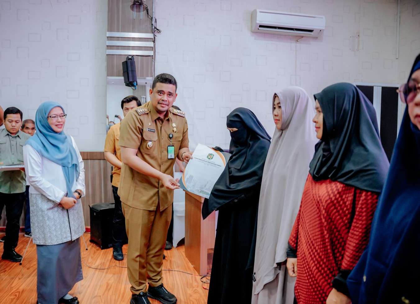 Wali Kota Medan, Bobby Nasution Merealisasikan Janjinya Bersama H. Aulia Rachman Membantu Memberikan Beasiswa Bagi Mahasiswa Kota Medan Yang Tengah kuliah di Timur Tengah, Senin (23/9/2024)