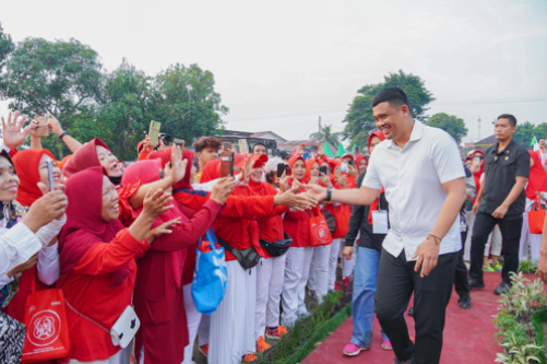 Bobby Nasution Pada Acara Jalan Santai Sore dan Senam Kolaborasi yang digelar Kecamatan Medan Amplas, Kamis (24/08).