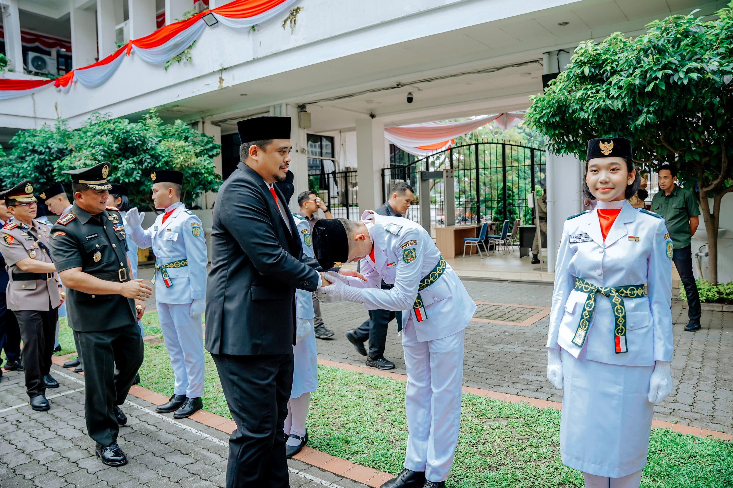 Wali Kota Medan, Bobby Nasution Mengukuhkan Sebanyak 42 Anggota Pasukan Pengibar Bendera Pusaka (Paskibraka) Kota Medan Tahun 2024 di Halaman Tengah Balai Kota Medan, Kamis (15/8/2014)