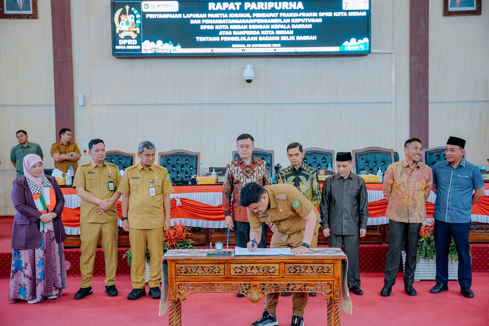 Wali Kota Medan, Bobby Nasution Akan Mengakomodir Berbagai Saran dan Masukan Dari Sejumlah Fraksi di DPRD Kota Medan Terkait Disahkannya Rancangan Peraturan Daerah (Ranperda) Kota Medan Tentang Pengelolaan Barang Milik Daerah (BMD) Menjadi Perda di Gedung DPRD Kota Medan, Senin (20/11/2023)