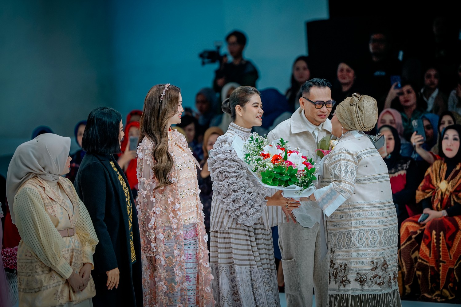 Dekranasda Kota Medan Mengikuti Indonesia Fashion Week (IFW) Tahun 2024 Yang Dipimpin Ketua Dekranasds Kota Medan, Ny Kahiyang Ayu M Bobby Afif Nasution, di Plenary Hall Jakarta Convention Center (JCC)
Sabtu (30/3/2024) Malam