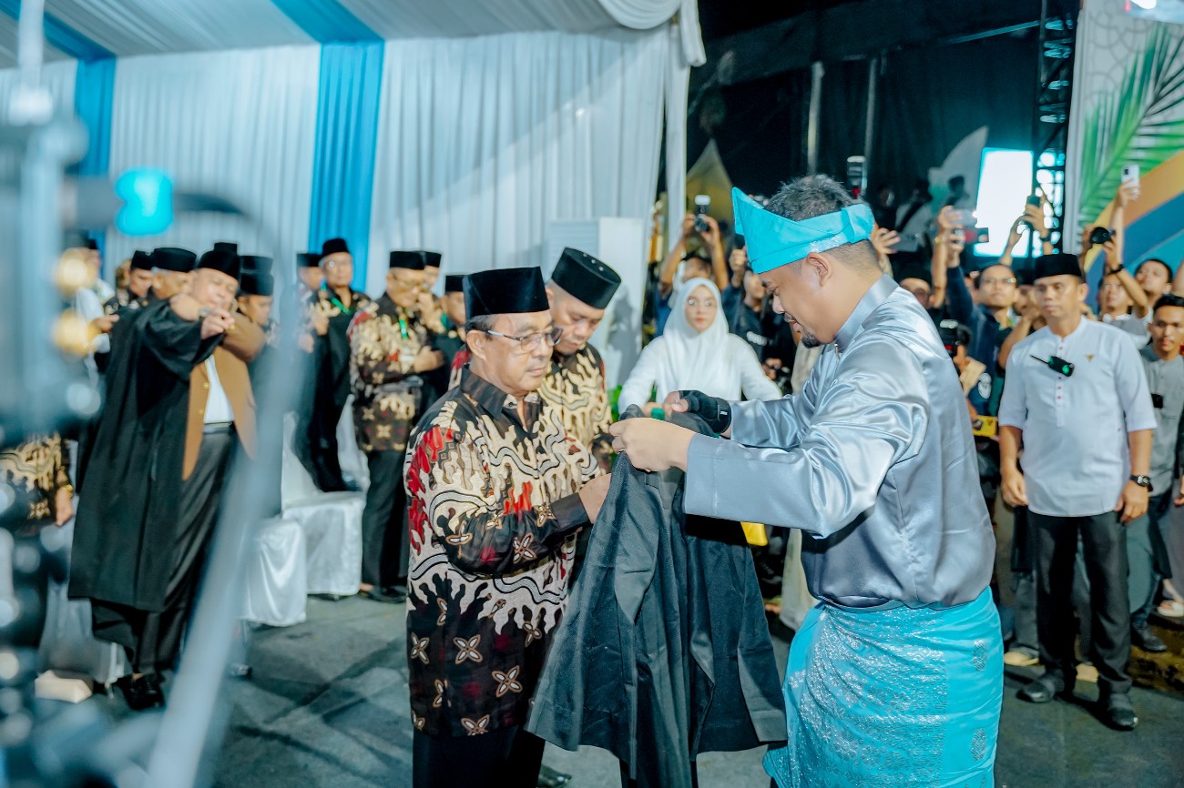 Wali Kota Medan, Bobby Nasution Melantik Dewan Pengawas dan Dewan Hakim (DPDH) Dalam Musabaqah Tilawatil Qur'an (MTQ) ke-57 Tingkat Kota Medan Tahun 2024 di Jalan Flamboyan Raya Kelurahan Tanjung Selamat Kecamatan Medan Tuntungan, Sabtu (11/5/2024) Malam