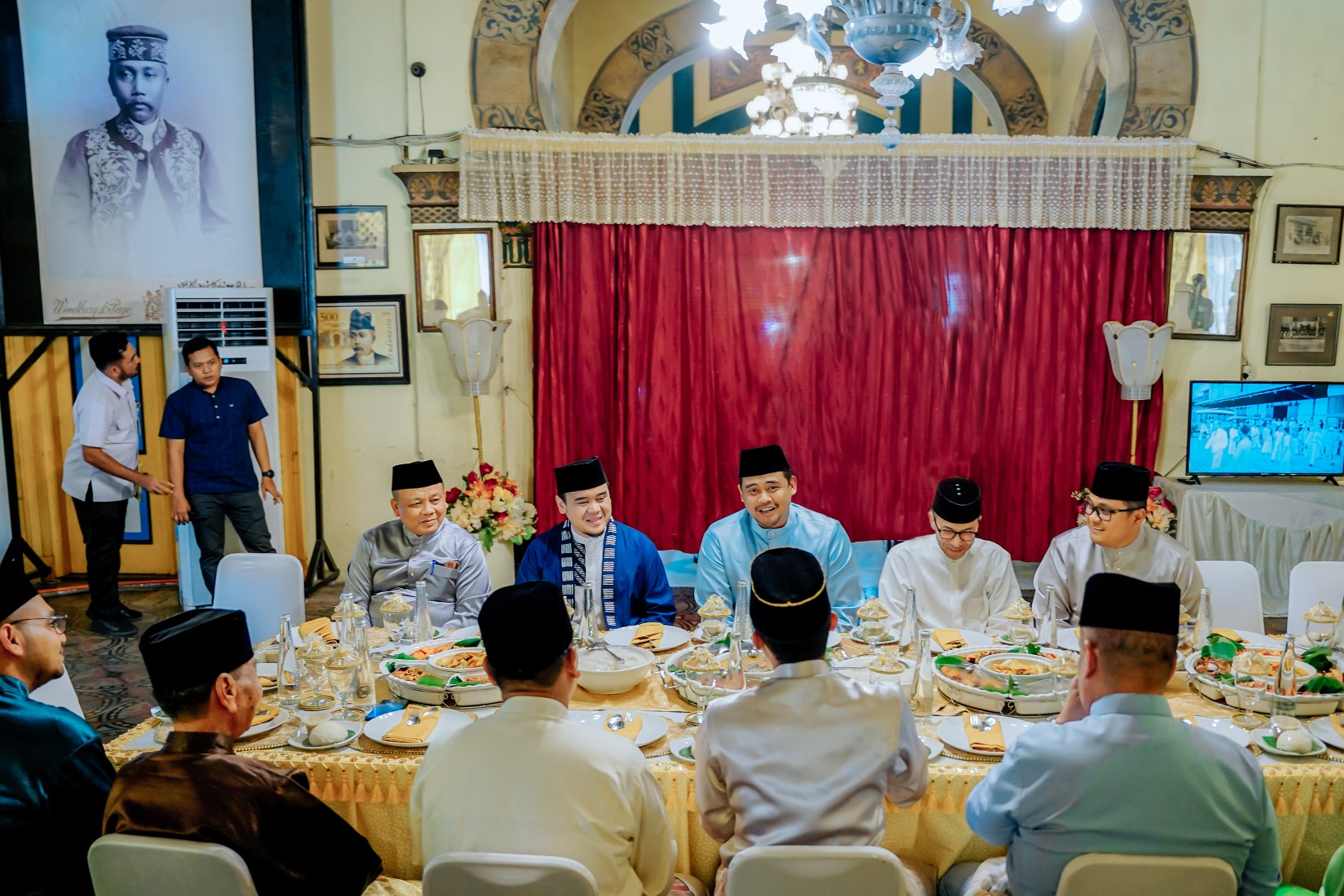 Wali Kota Medan, Bobby Nasution Bersilaturahmi Sekaligus Makan Siang Bersama ParaSultan se-Sumatera Utara di Istana Maimun, Rabu (18/9/2024)