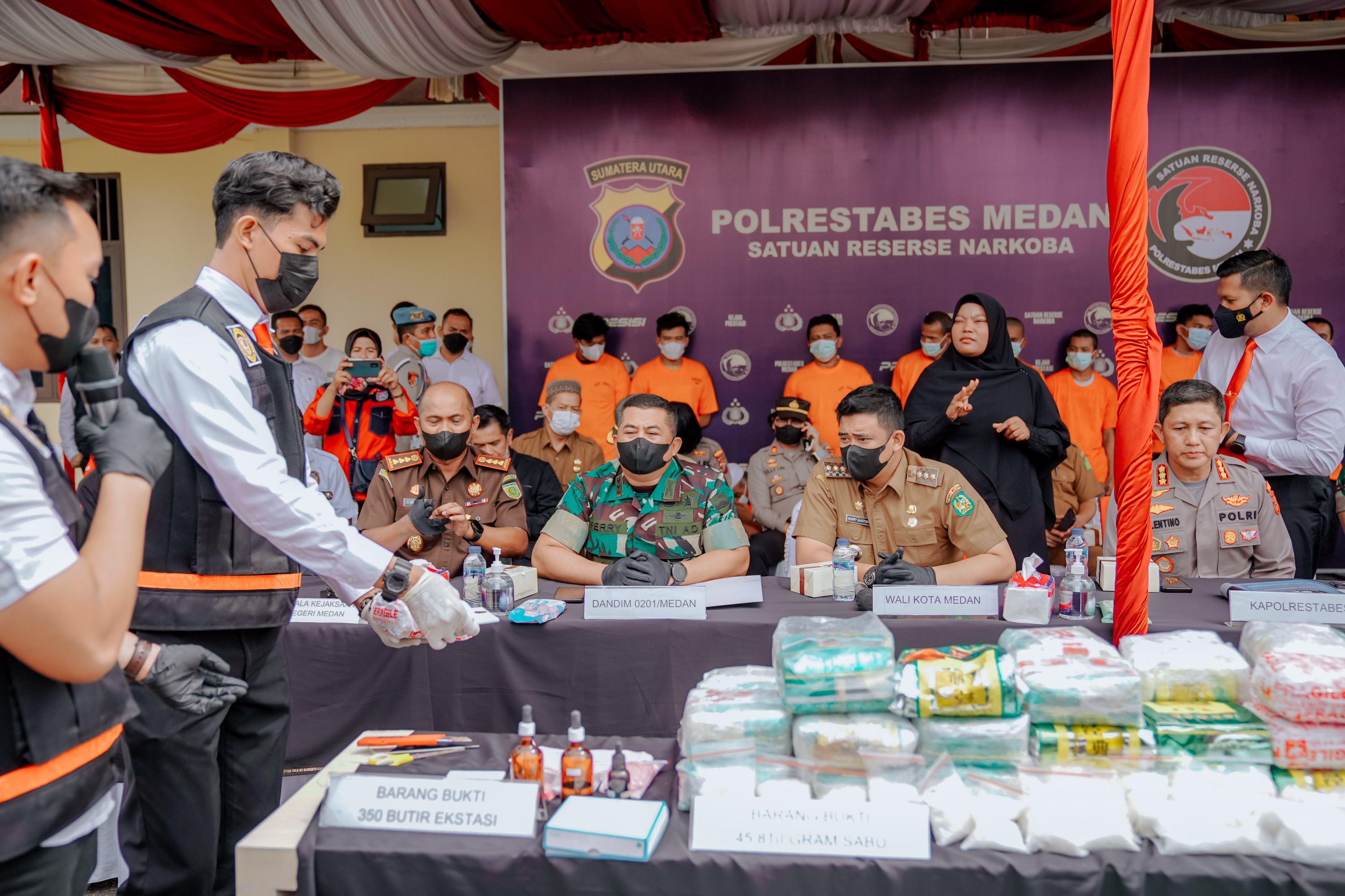 Wali Kota Medan, Bobby Nasution Menghadiri Rilis Kasus dan Pemusnahan Barang Bukti (BB) Narkoba, di Halaman Mapolrestabes Medan, Senin (4/7)