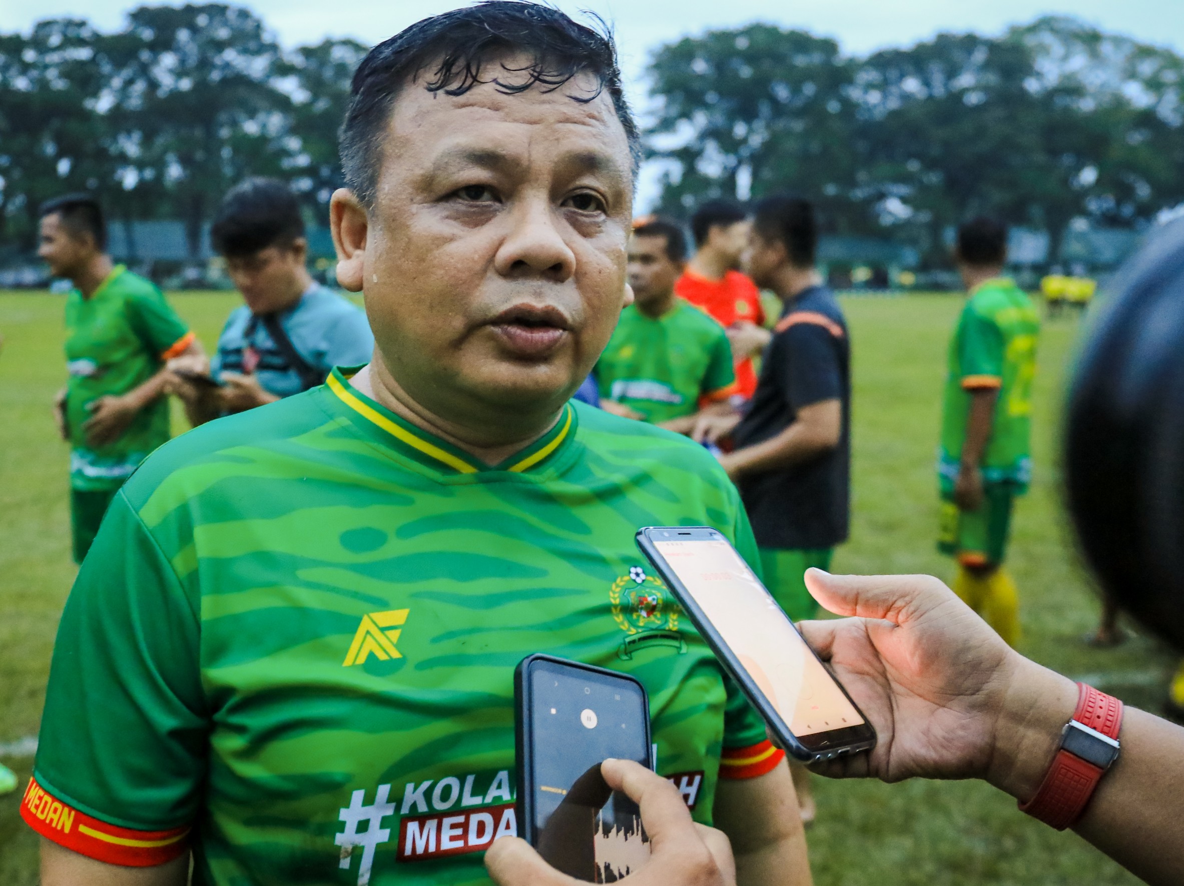 Tim Pemko Medan Tampil Trengginas di Lga Keduanya Melawan Pemko Tanjung Balai di Hari Kedua Pertandingan Sepak Bola Persahabatan Antar Kota Komisariat Wilayah (Komwil) I Asosiasi Pemerintah Kota Seluruh Indonesia (APEKSI) di Lapangan Rindam I/BBB, Pematang Siantar, Sabtu (14/10/2023) Petang