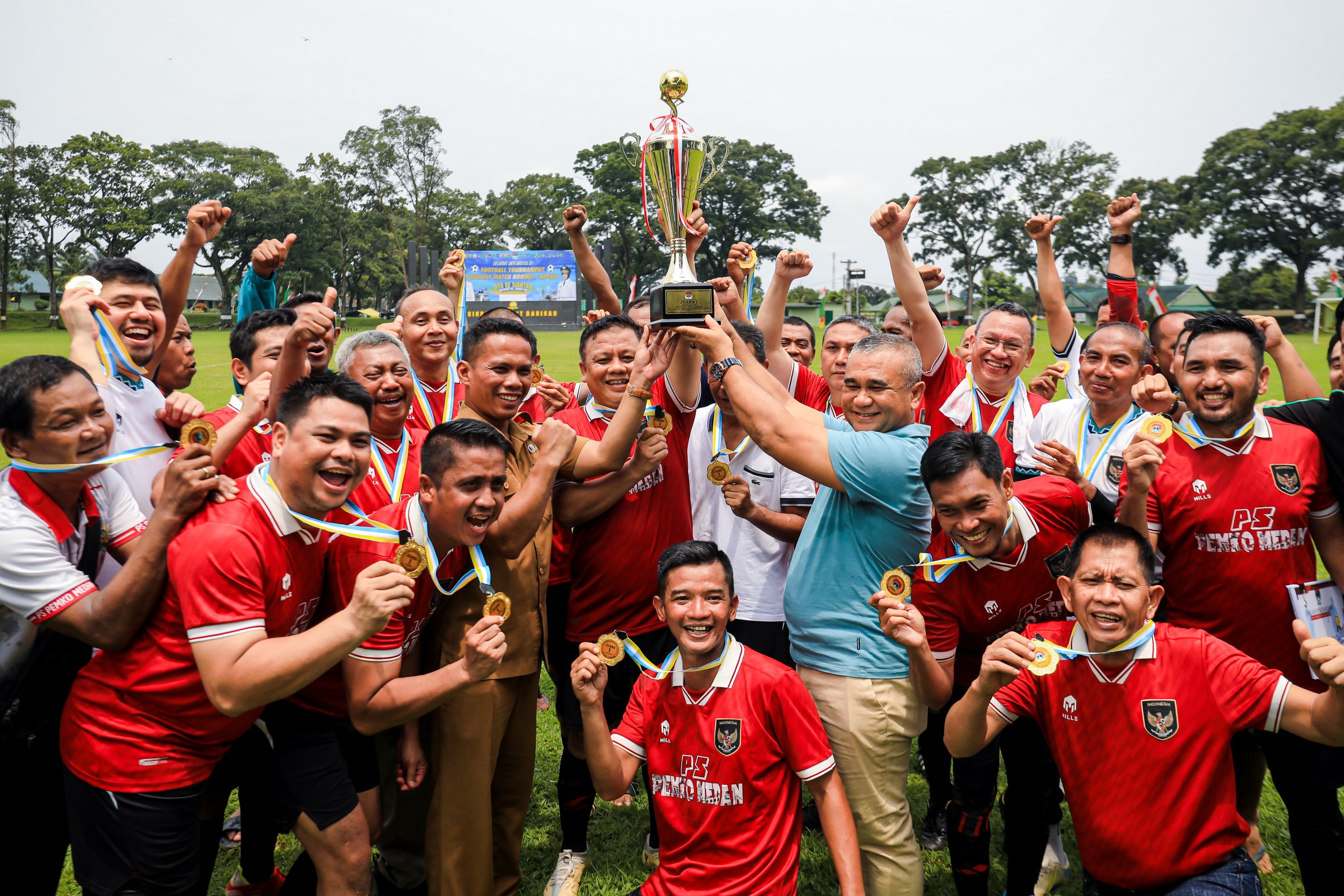 Ketua Komwil I APEKSI Serahkan Trofi Juara Kepada Pemenang Sepakbola, di Lapangan Rindam I/Bukit Barisan, Kota Pematang Siantar, Selasa (17/10/2023)