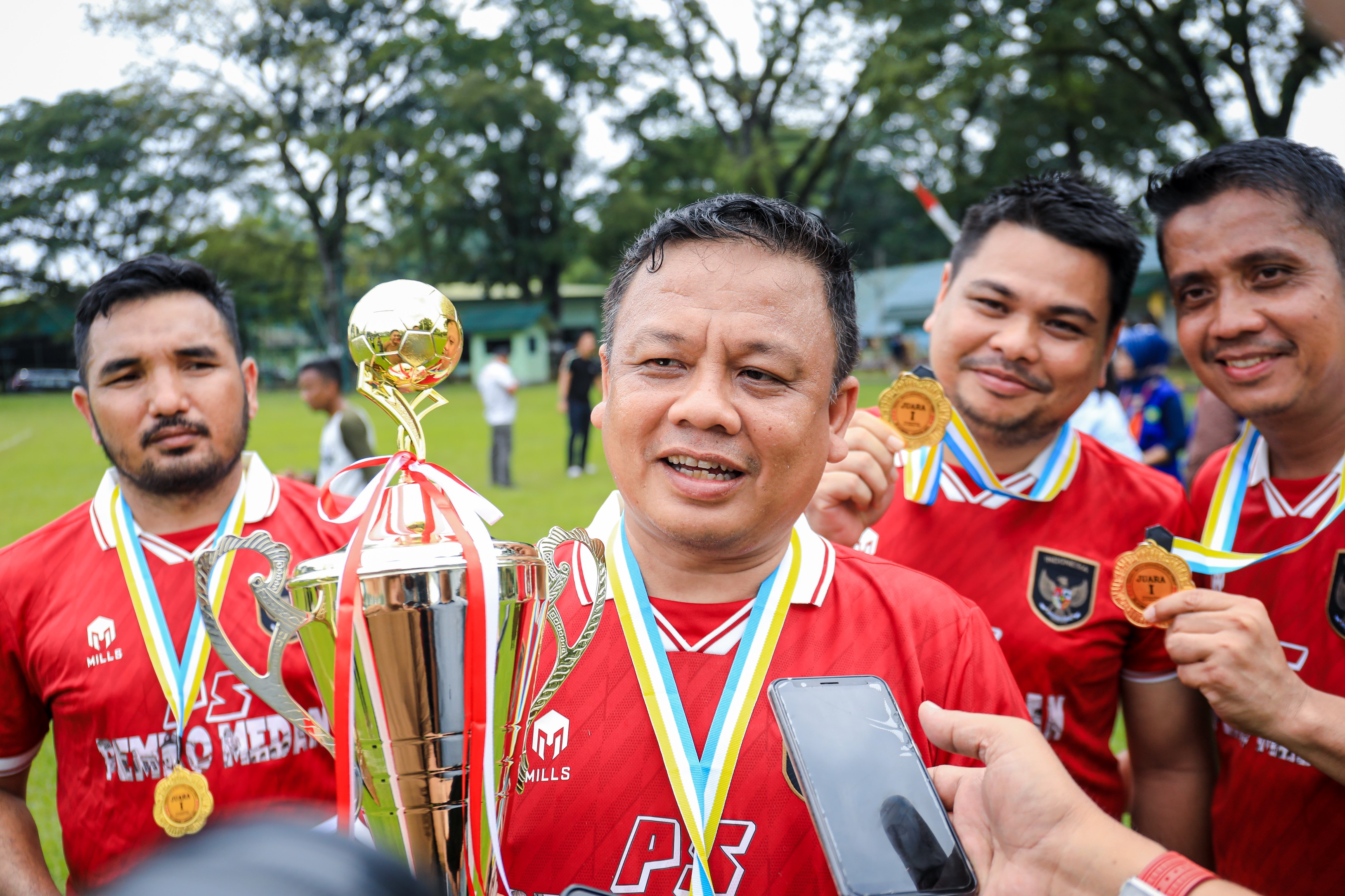 Pemko Medan Berhasil Keluar Sebagai Juara 1 Dalam Pertandingan Persahabatan Sepak Bola Antar Kota Komisariat Wilayah (Komwil) I Asosiasi Pemerintah Kota Seluruh Indonesia (APEKSI) Setelah Berhasil Membantai Pemko Lhokseumawe 6-1 Tanpa Balas, di Lapangan Rindam I/Bukit Barisan, Kota Pematang Siantar, Selasa (17/10/2023)