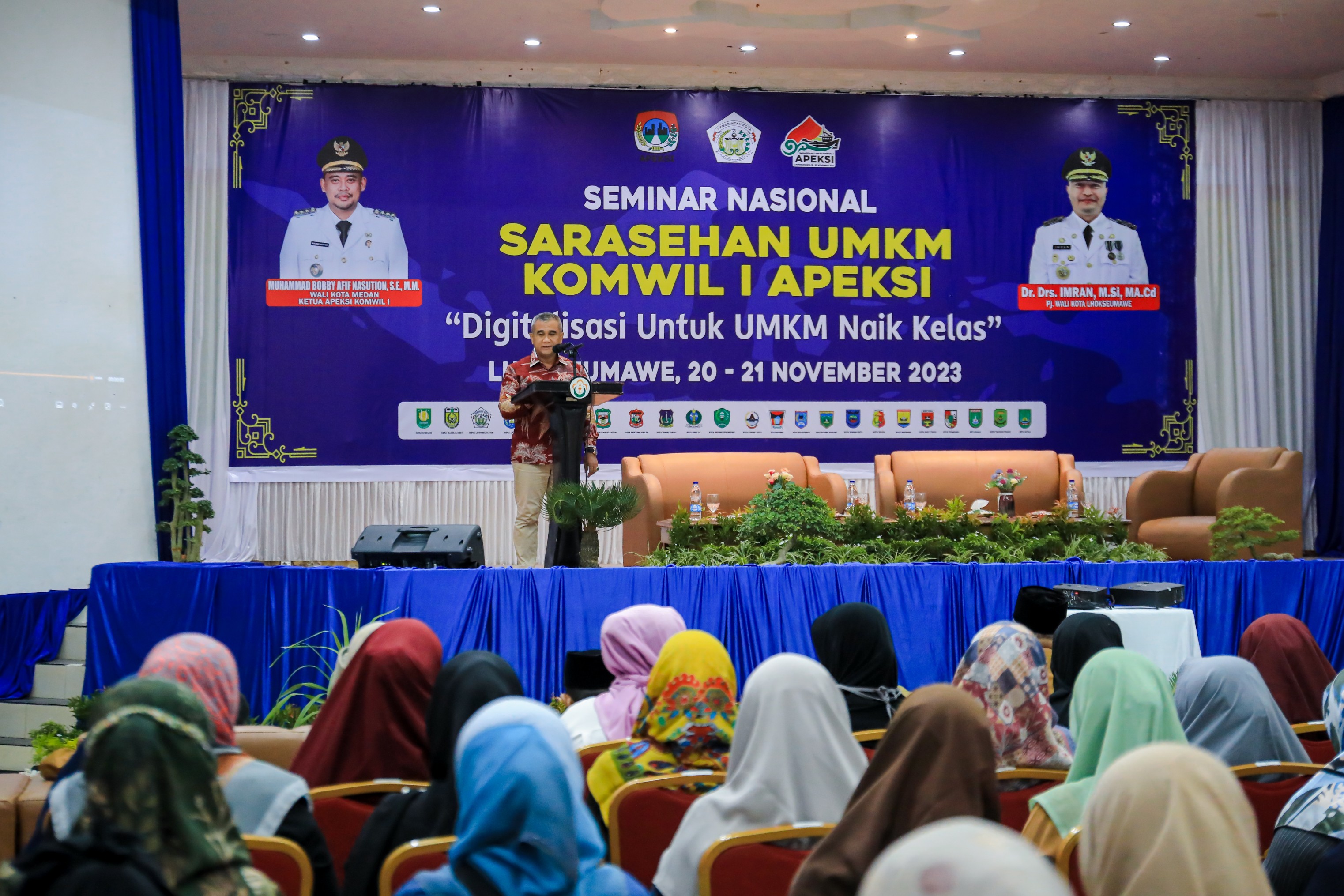 Seminar Nasional yang bertemakan Digitalisasi Untuk UMKM Naik Kelas Mengisi Kegiatan Hari Kedua Sarasehan UMKM Komwil I Apeksi Yang Berlangsung di GOR Universitas Malikussaleh Lhokseumawe, Senin (20/11/2023)