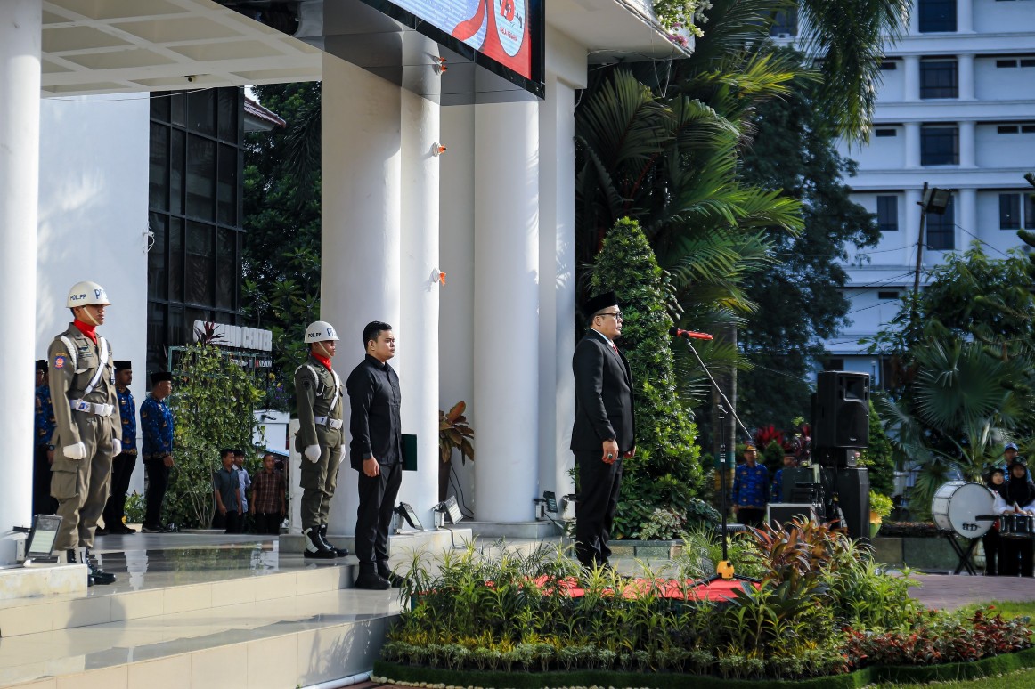 Wakil Wali Kota Medanl, H. Aulia Rachman Bertindak Sebagai Inspektur Upacara Peringatan Hari Bela Negara (HBN) Ke-75 Tahun 2023, di Halaman Depan Kantor Wali Kota, Selasa (19/12/2023)