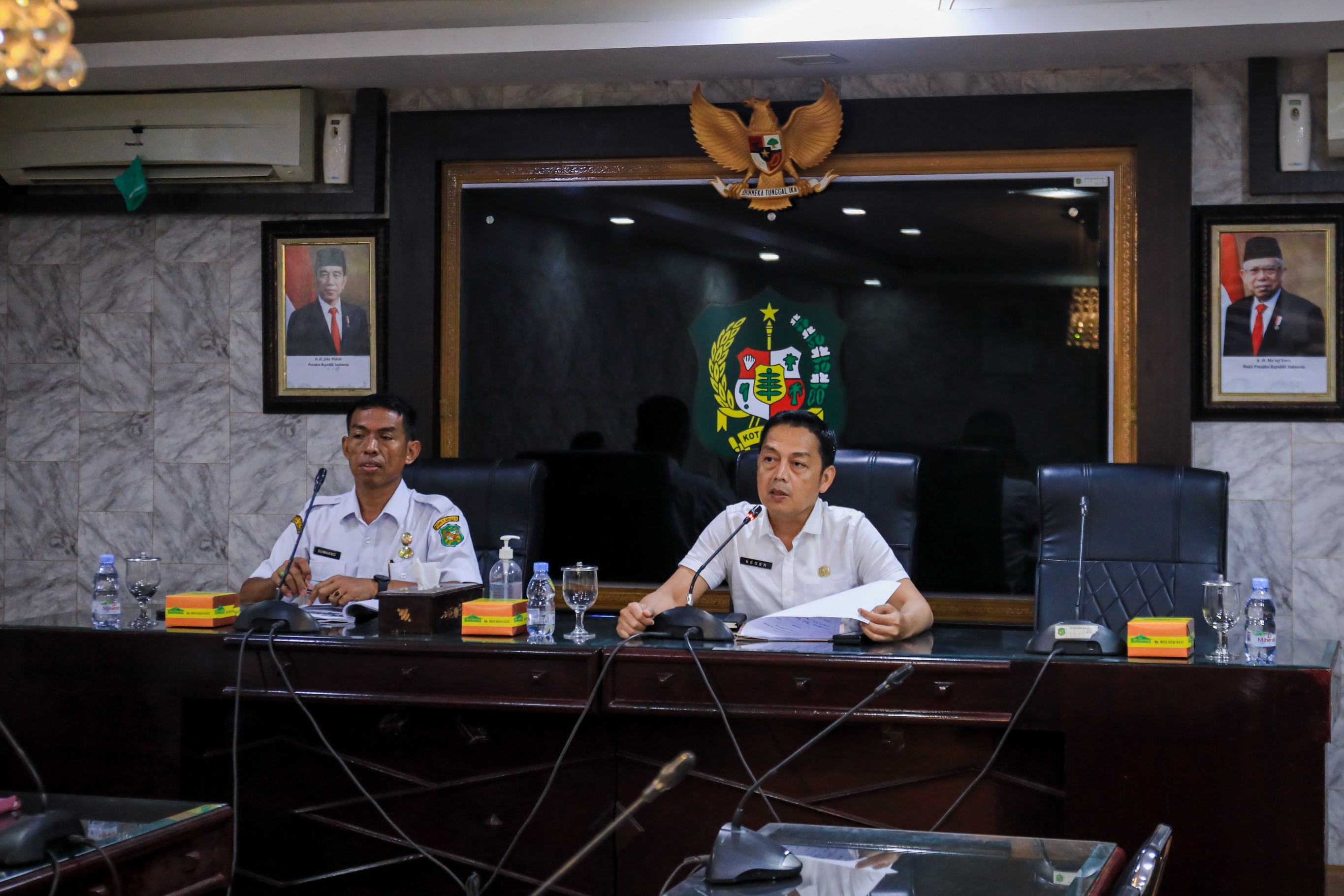 Kabag Perekonomian, Regen Mewakili Wali Kota Medan, Bobby Nasution Memimpin Rapat Pembahasan Renovasi Kios Pasar Simalingkar, di Ruang Rapat II, Kantor Wali Kota Medan, Rabu (3/1/2024)