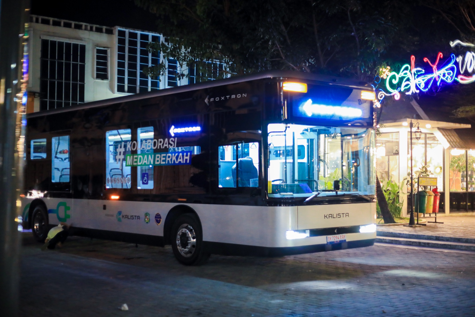 Dari Pagi Hari Saat Jam Operasional Dimulai Sampai Berakhir Di Sore Hari Warga Terus Berdatangan dan Mengantri untuk Naik Bus Listrik