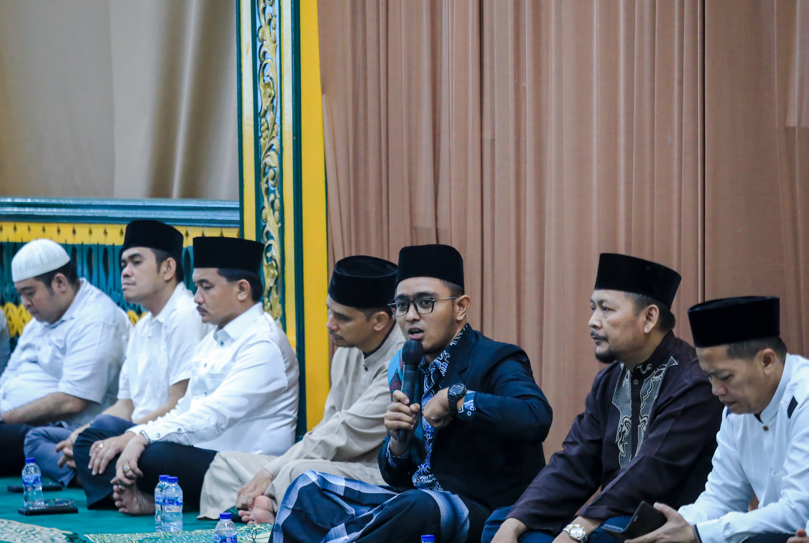 Staf Ahli Bidang Kemasyarakatan dan Sumber Daya Manusia, Adlan Mewakili Wali Kota Medan, Bobby Nasution dan Jajaran Kecamatan Medan Marelan
Salat Tarawih Berjamaah di Pendopo Rumah Dinas Wali Kota Medan, Selasa (19/3/2024)