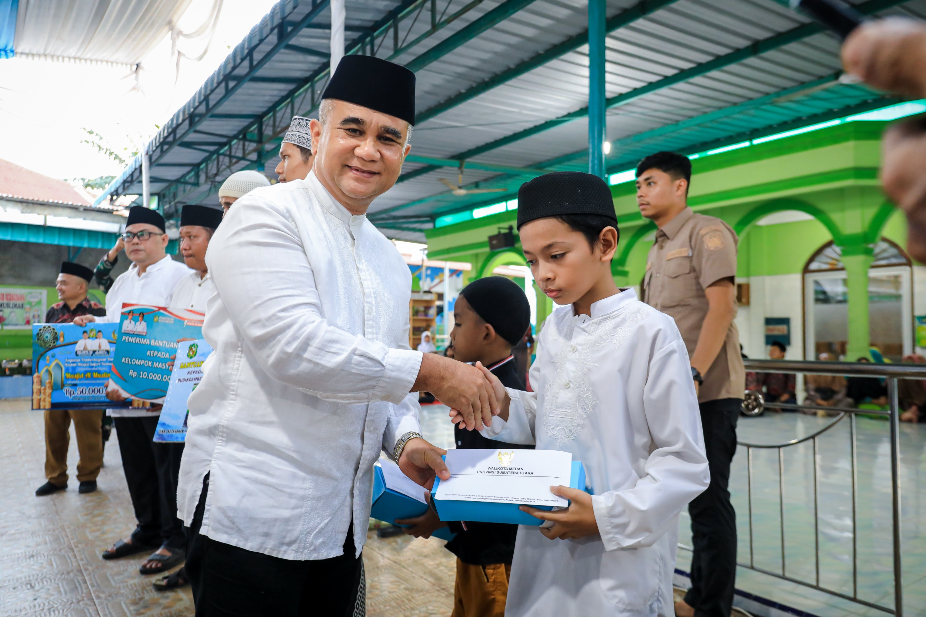 Asisten Pemerintah dan Sosial, Muhammad Sofyan Secara Simbolis Menyerahkan Santunan Kepada Anak Yatim Piatu Yang Ada di Kecamatan Medan Tembung, Senin (25/3/24)