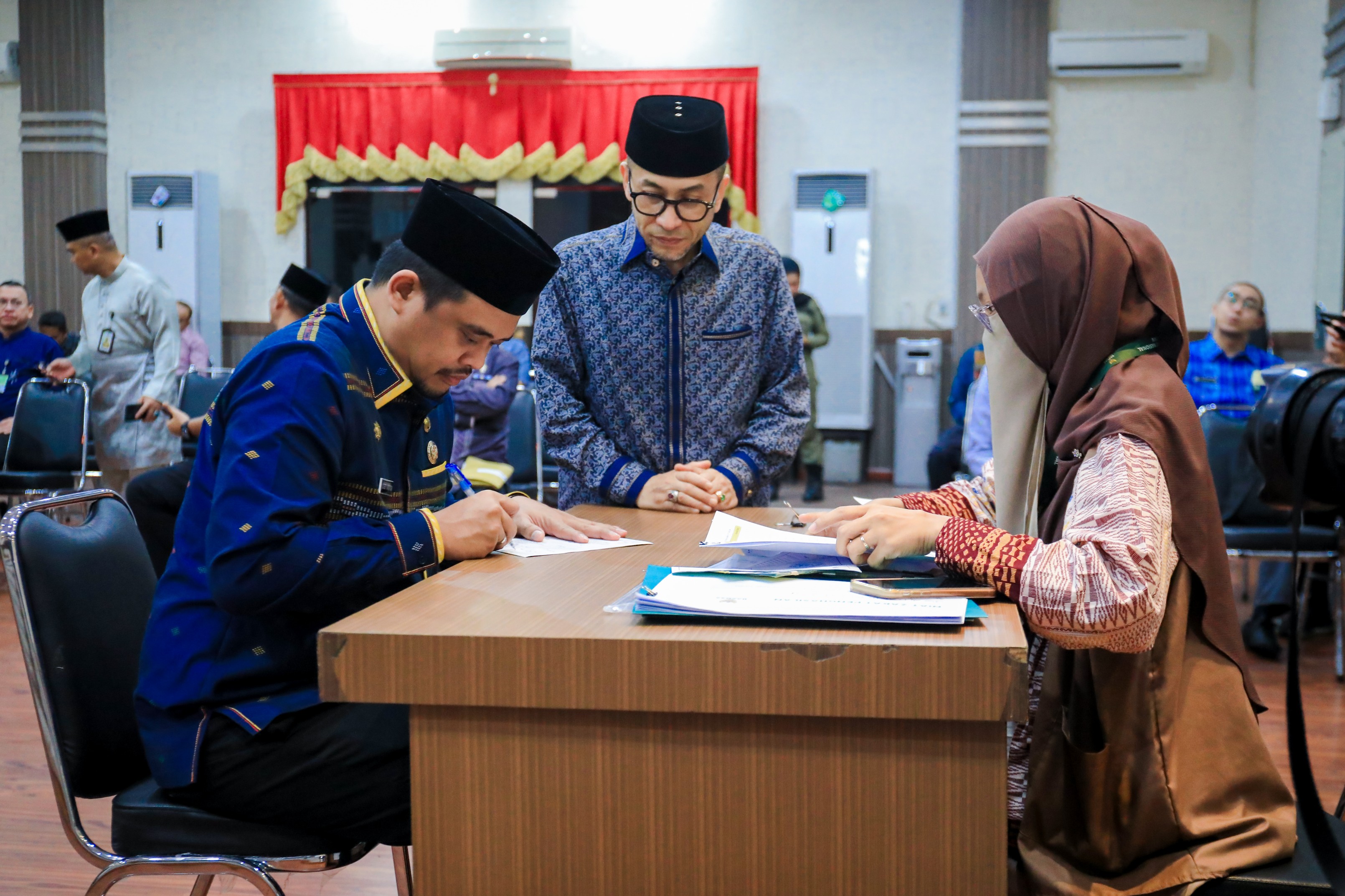 Wali Kota Medan, Bobby Nasution Menunaikan Kewajiban Zakat Harta atau Zakat Mal Melalui Badan Amil Zakat Nasional (BAZNAS) Kota Medan di Ruang Rapat III Kantor Wali Kota, Jumat (5/4/2024)