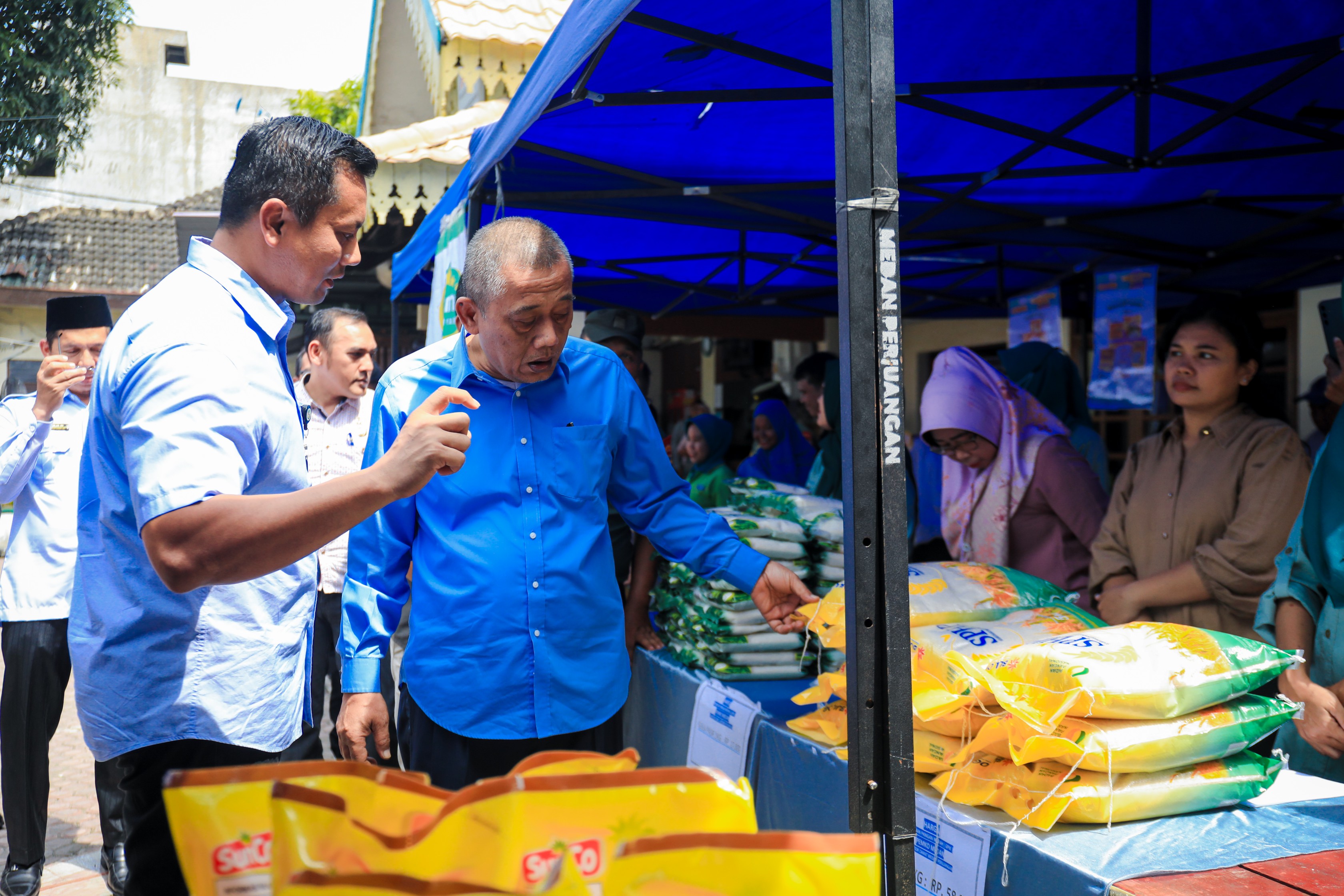 Pemko Medan Melalui Dinas Ketahanan Pangan, Pertanian dan Perikanan (DKP3 ) Menggelar Kegiatan Gerakan Pangan Murah (GPM) Tahun 2024, di Halaman Kantor Kecamatan Medan Perjuangan, Selasa (14/5/2024)