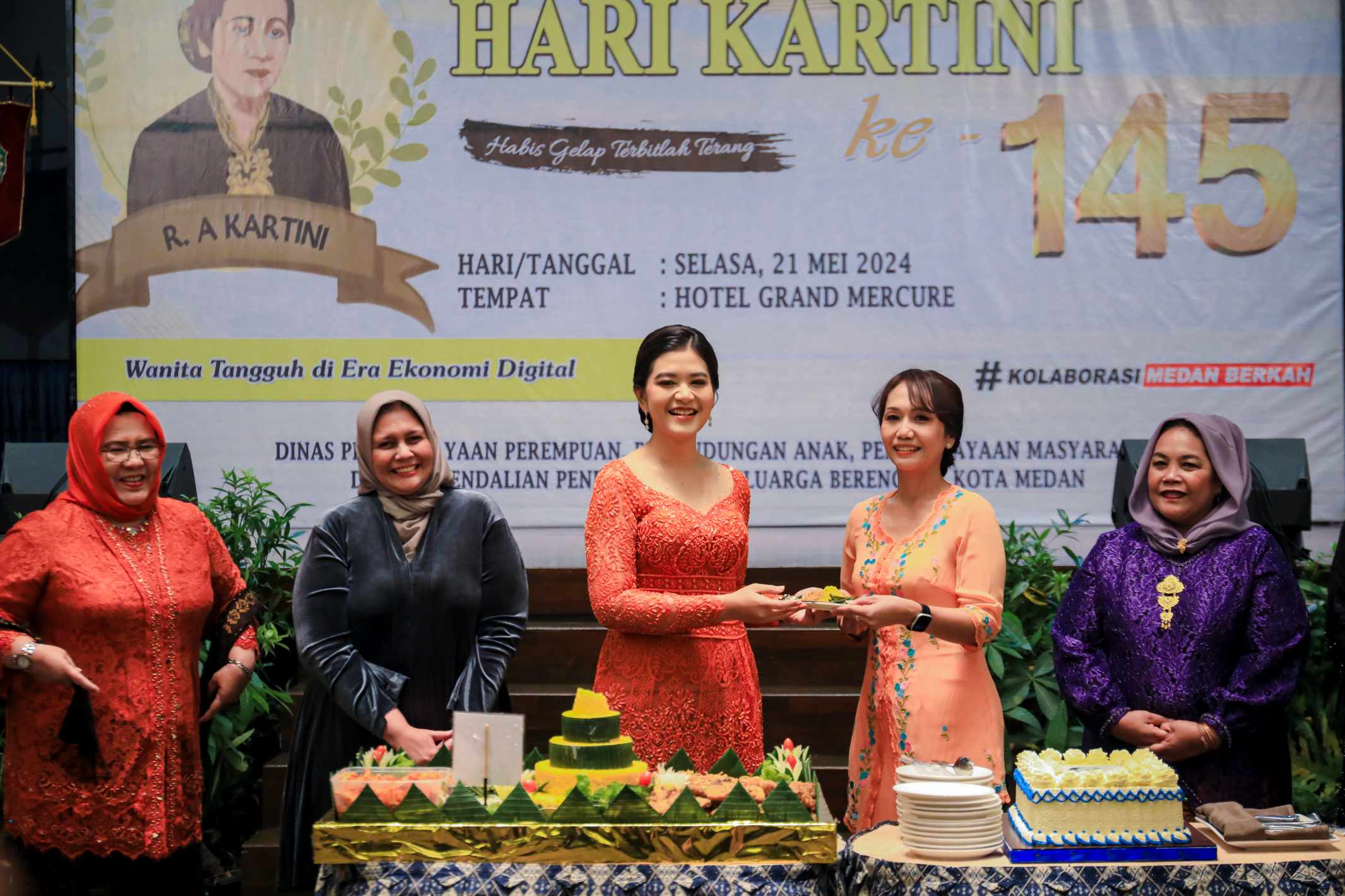 Fashion Show Kebaya Nasional Kader PKK Medan Warnai Peringatan Hari Kartini