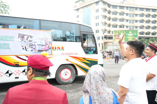 Bobby Nasution melepas warga Kota Medan yang mengikuti  Mudik Gratis Bareng Pemko Medan 2023 di hari kedua dari Jalan Masjid Raya Medan, Kamis (20/4)