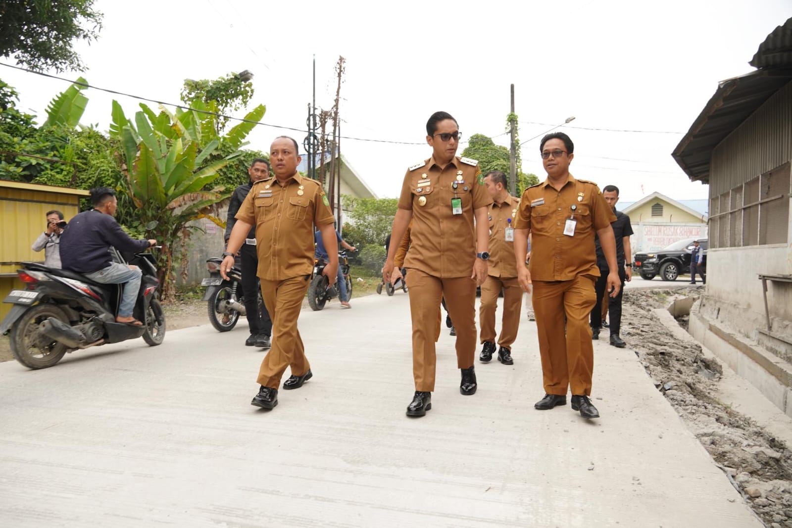 Tinjau Hasil Pembetonan Jalan Pantai Harapan, Rico Waas Minta Bahu dan Badan Jalan Dilandaikan dan Pemasangan Lampu Jalan