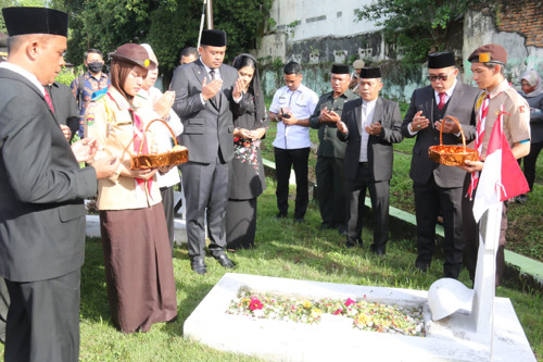 Wali Kota Medan Bobby Nasution bersama Ketua TP PKK Kota Medan Ny. Kahiyang Ayu M. Bobby Afif Nasution berziarah ke Taman Makam Pahlawan Bukit Barisan di jalan SM. Raja, Kamis (30/6).