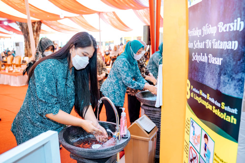 Ketua TP PKK Kota Medan Kahiyang Ayu Pada Peringatan Hari Cuci Tangan Pakai Sabun Sedunia Tingkat Kota Medan Berlangsung Meriah di SD Pertiwi Jalan Budi Pembangunan, Kelurahan Pulo Brayan Kota Kecamatan Medan Barat, Kamis (21/7).