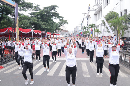 Bobby Nasution Ikuti Senam Kolaborasi Bersama Dengan Belasan Ribu Masyarakat Sebagai Rangkaian Dari HUT Kota Medan Ke-432 Tahun Yang Diadakan Di Jalan Balai Kota (Seputaran Lap. Merdeka Medan), Sabtu (2/7).