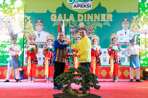 Sukses Gelar Sarasehan UMKM, Bobby Nasution Berikan Cenderamata Untuk Kota Lhokseumawe