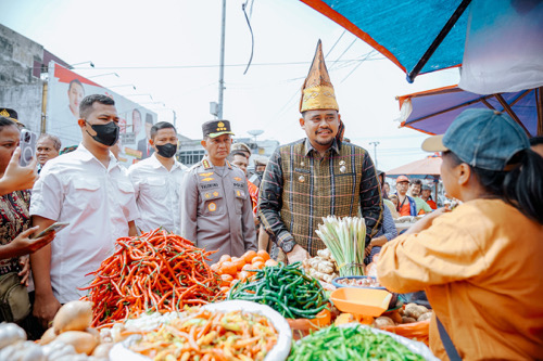 Wali Kota Medan Bobby Nasution Ketika Mengunjungi Pasar Sukaramai Jalan A.R Hakim, Jumat (17/3).