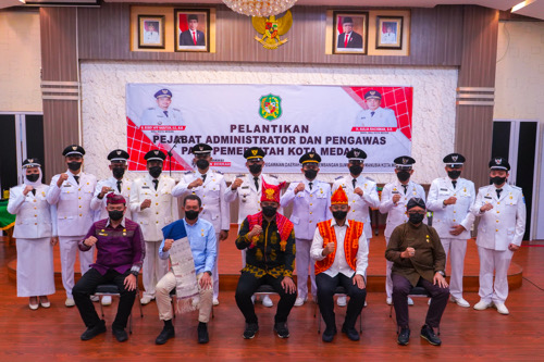 Bobby Nasution Lantik Pejabat Administrator dan Pengawas di Lingkungan Pemko Medan di Balai Kota Medan, Jumat (29/7).