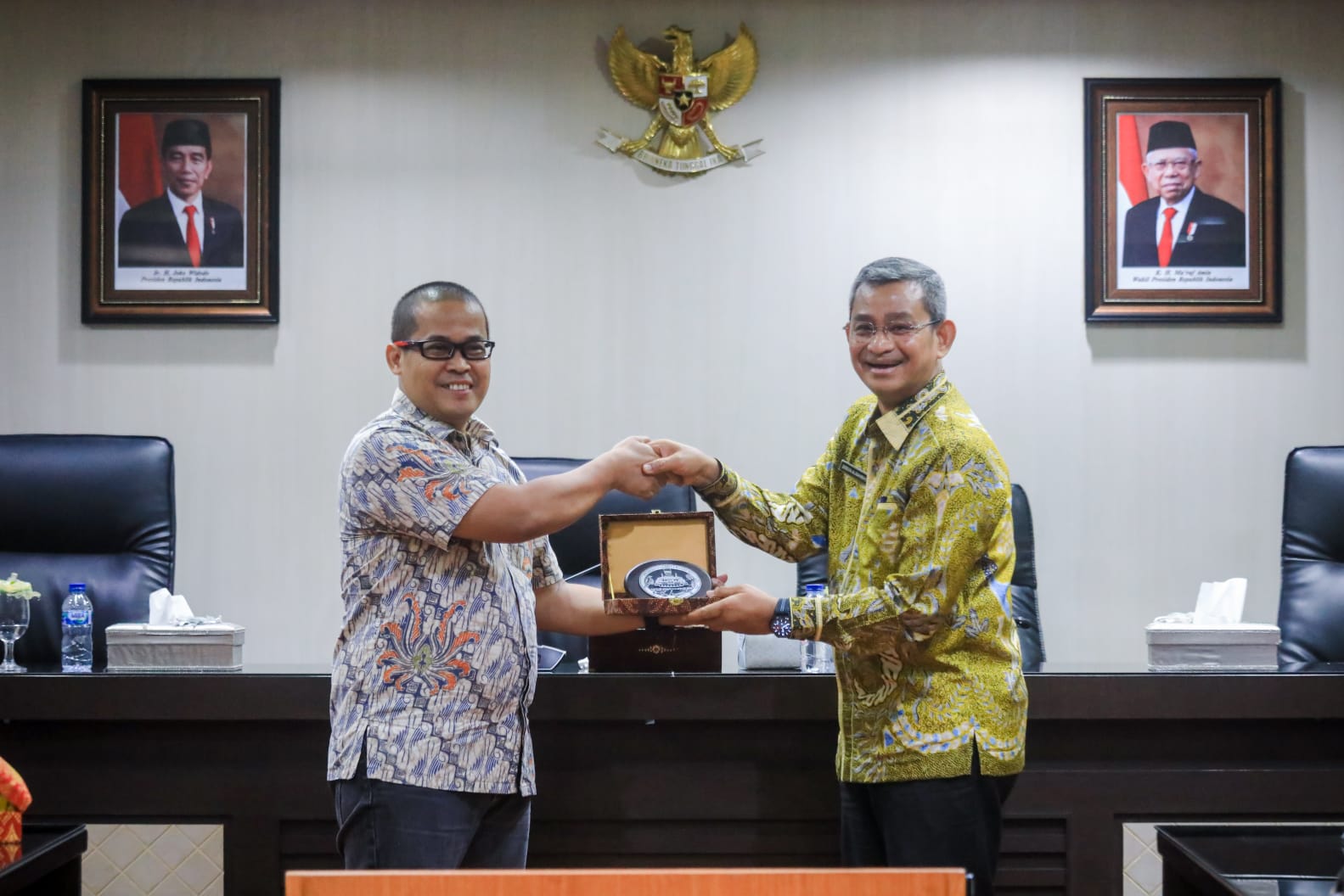 Bobby Nasution diwakili Sekda Wiriya Alrahman Menyambut Langsung Kehadiran Tim TPP Kota Bandung Yang Dipimpin Prof Muradi di Ruang Rapat I, Kantor Wali Kota Medan.