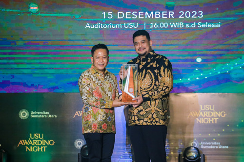 Bobby Nasution Mendapatkan Penghargaan di Malam USU Awarding Night yang digelar di auditorium USU, Jumat (15/12/2033).