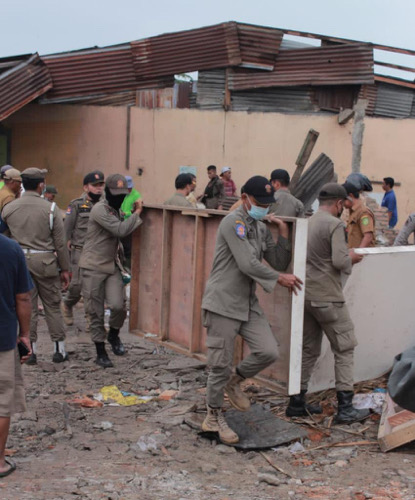 Tim Gabungan Pemko Medan didukung TNI/Polri Kosongkan Lahan Negara di Bantaran Sungai Bedera