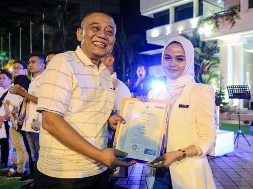 Bobby Nasution diwakili Asisten Ekbang Agus Suriyono Menyerahkan Sertifikat Profesi Fotografi Kepada Komunitas Fotografi Kota Medan yang telah Lulus Uji Sertifikasi Profesi Fotografi dari Lembaga Sertifikasi Profesi (LSP) Fotografi 2022, di Halaman Kantor Wali Kota, Sabtu (11/3)