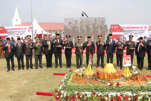 Bobby Nasution Ikuti Upacara Peringatan Hari Bhayangkara ke-76 tahun 2022 yang berlangsung secara virtual di Lapangan Mapolda Sumut, Selasa (5/7).