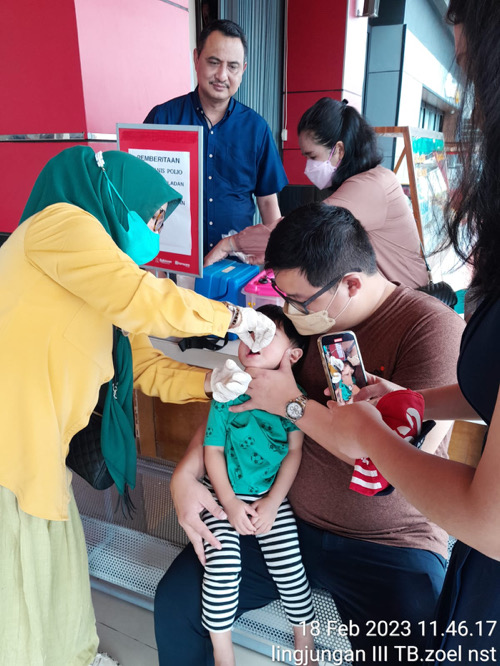 Puskesmas Teladan Adakan Layanan Imunisasi Polio di Pusat Perbelanjaan Ramayana, Jln. S.M Raja Medan, Sabtu (18/2).