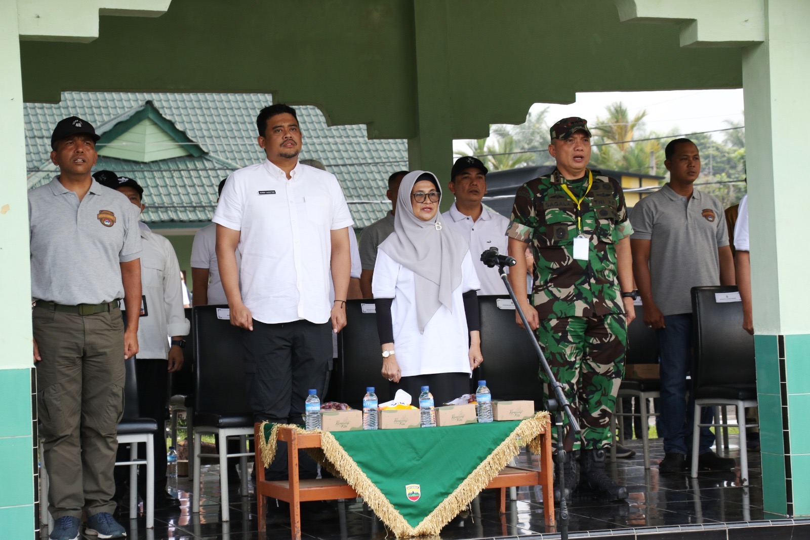 Bobby Nasution Buka Pertandingan Persahabatan Sepak Bola (Football Tournament Friendly Match) Komwil I APEKSI di Lapangan Rindam I/Bukit Barisan, Jumat (13/10).