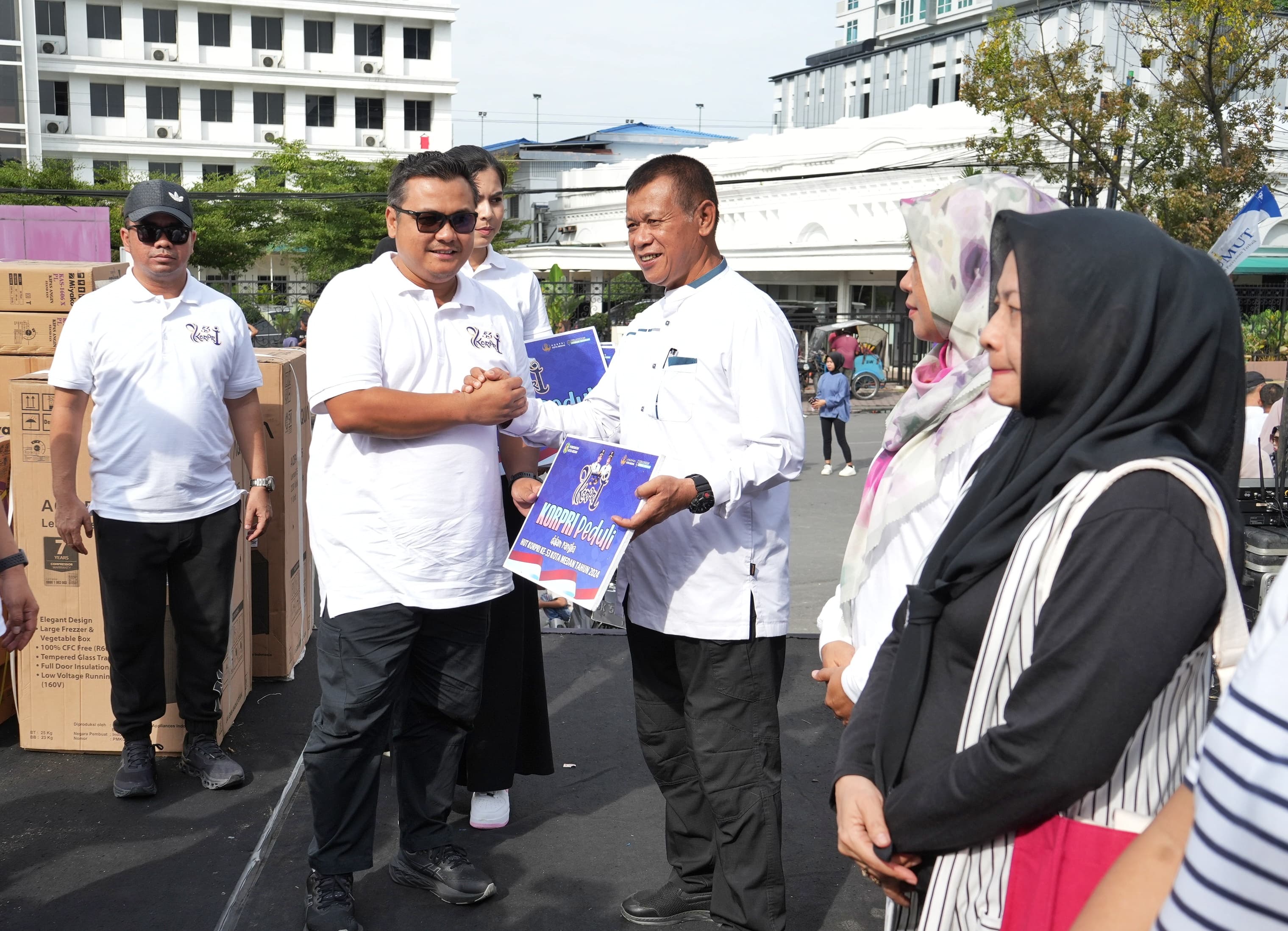 Berlangsung Meriah, Puncak Peringatan HUT Korpri ke-53 Kota Medan Ditandai dengan Penyerahan Bantuan Kepada Masyarakat dan ASN