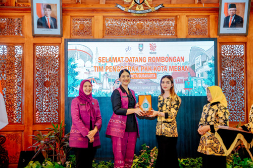 Ny Kahiyang Ayu M Bobby Afif Nasution Beserta Rombongan Langsung Diterima dan Disambut Hangat Ketua TP PKK Kota Solo Ny Selvi Ananda Gibran Rakabuming di Loji Gandrung Rumah Dinas Wali Kota Solo, Senin (21/8).