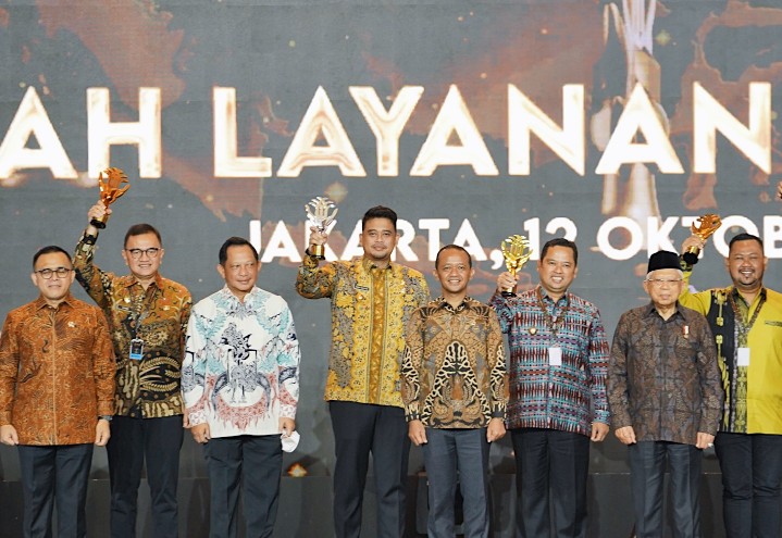 Pemko Medan Meraih Penghargaan Anugerah Layanan Investasi  (ALI) Tahun 2022 Dengan Kategori Pemerintah Kota Terbaik Kedua atas Hasil Penilaian Kinerja Penyelenggaraan Pelayanan Terpadu Satu pintu (PTSP) dan Kinerja Percepatan Pelaksanaan Berusaha (PPB) di Hotel Fairmont Jakarta Jalan Asia Afrika Jakarta, Rabu (12/10)