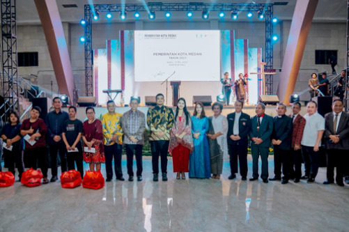 Bobby Nasution dan Ketua TP PKK Kota Medan Ny Kahiyang Ayu Dalam Perayaan Paskah Oikumene Pemko Medan Tahun 2023 di Gedung Pardede Hall, Sabtu (13/5)