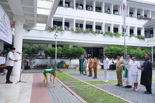 Bobby Nasution Lantik 6 Pejabat Tinggi dan Pejabat Administrasi di Halaman Tengah Balai Kota Medan, Rabu (16/11)