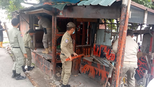 4 Unit Bangunan Liar Kembali Dirobohkan Tim Satpol PP di Medan Deli