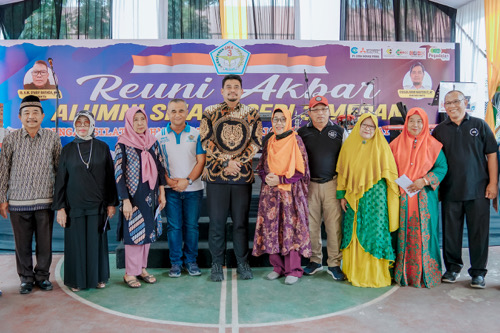 Bobby Nasution Hadiri Reuni Akbar Alumni SMA Negeri 3 Medan di Halaman SMA Negeri 3, Jalan Budi Kemasyarakatan, Medan Barat, Minggu (19/2)