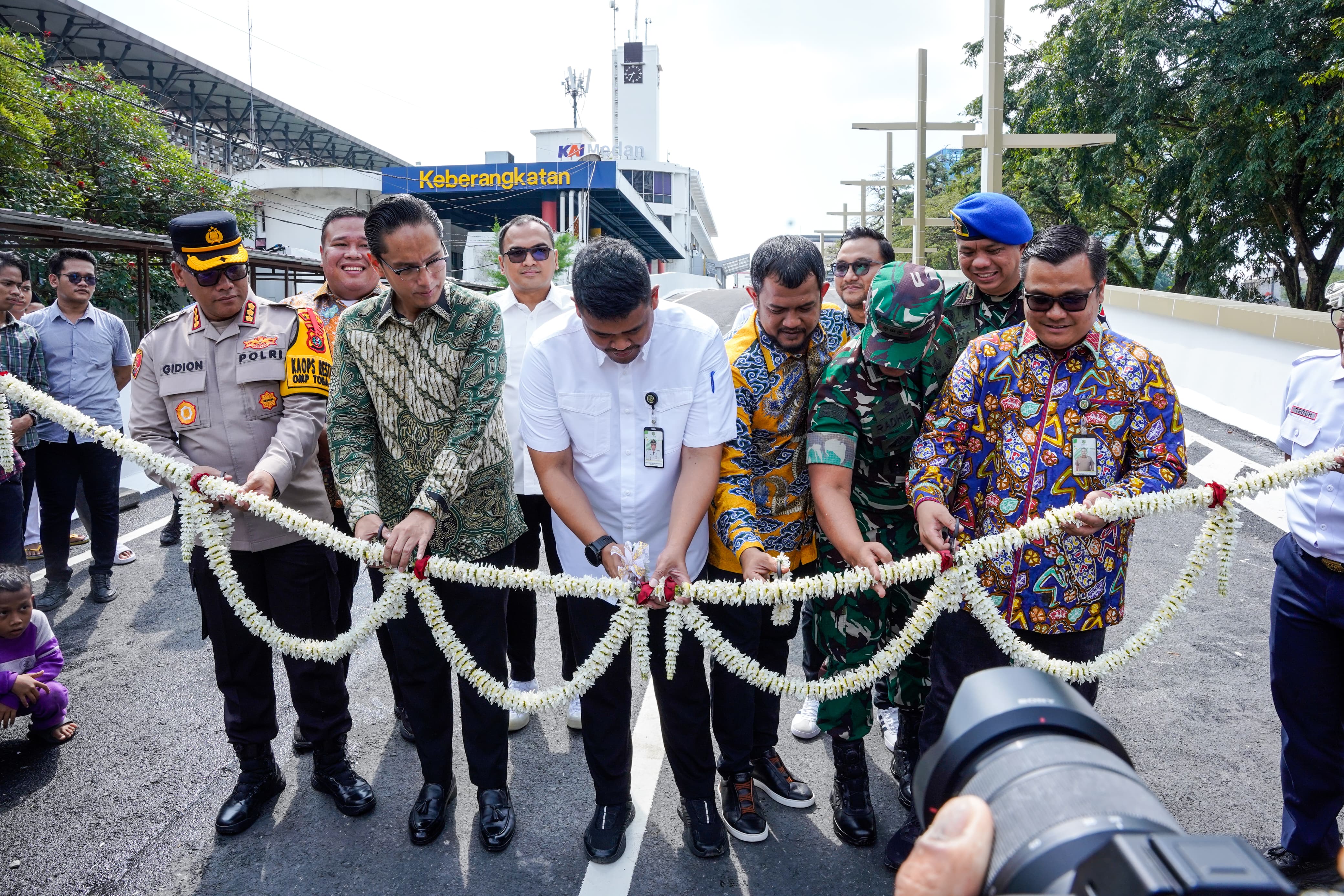 Bobby Nasution Resmikan Overpass Jalan Stasiun, Urai Kemacetan dan Permudah Akses Penumpang KAI